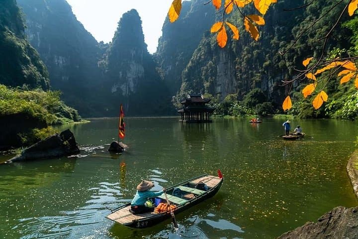 Hanoi to Ninh Binh Day Trip — Mua Cave Hike & Trang An Boat Ride Guide