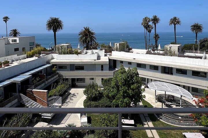 Explore the Iconic Sights of Santa Monica on a Private Jeep Tour photo 3
