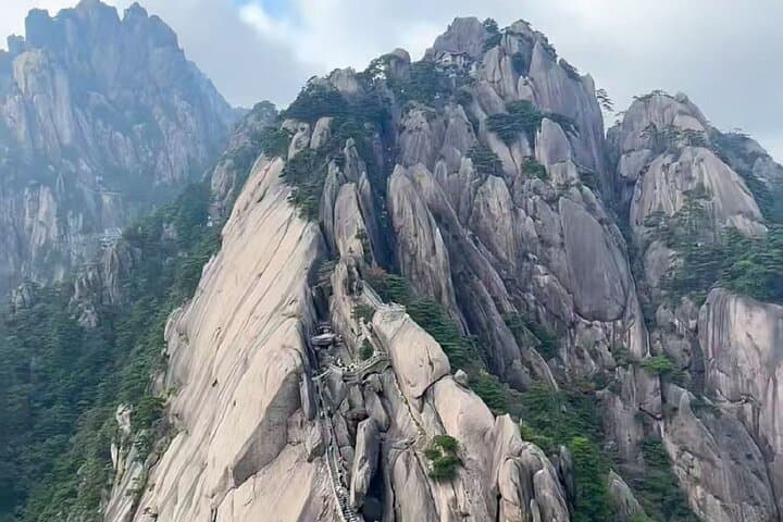 Huangshan Day Tour: Hiking Yellow Mountain Above the Clouds photo 2