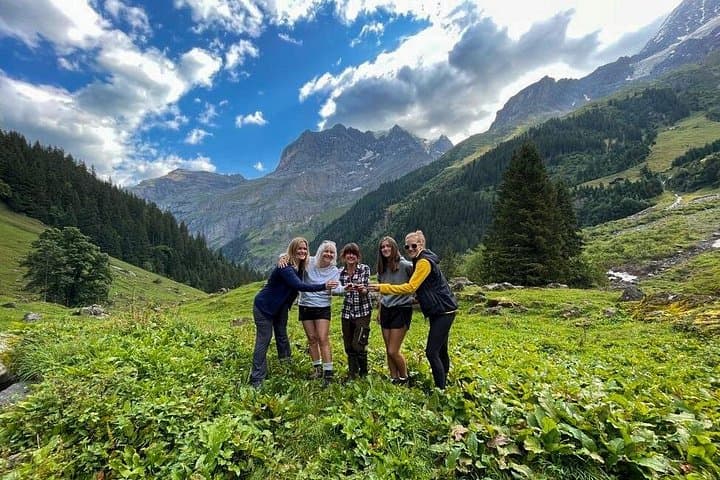 Hike and Fly Lauterbrunnen — Mürren Alpine Paragliding & Full-Day Guided Hike photo 6