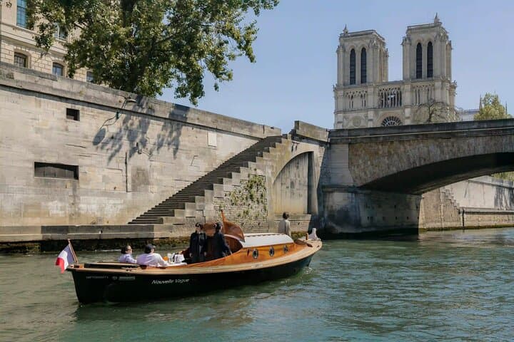 Private Seine Cruise with Champagne from Pont Alexandre III — Paris Boat Tour photo 3