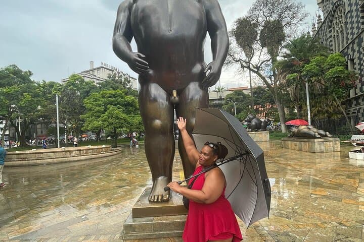 Medellín Full-Day Tour: Pablo Escobar Sites, City Center & Comuna 13 photo 6