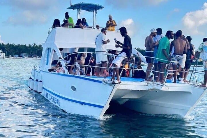 Punta Cana Hip-Hop Party Boat: Snorkel, Open Bar & Natural Pool (3 hrs) photo 3