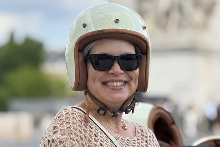 Paris Sidecar Tour: Guided Left-Bank Ride Past Eiffel, Louvre & Notre-Dame photo 5