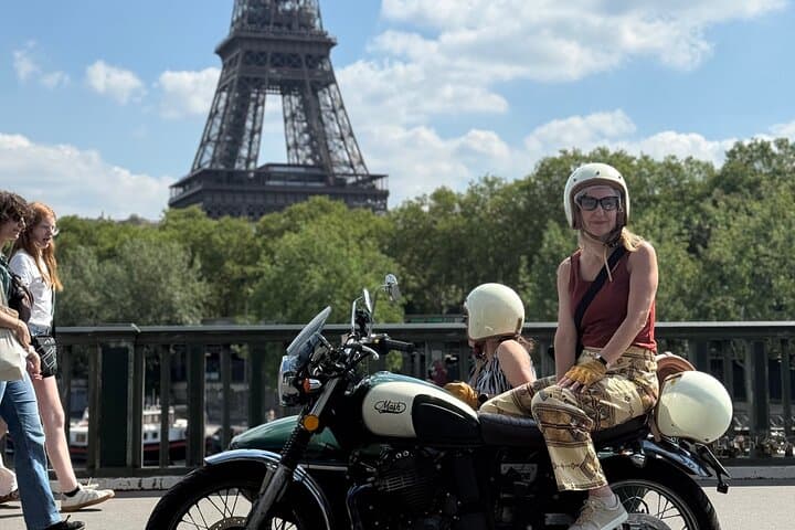 Paris Sidecar Tour: Guided Left-Bank Ride Past Eiffel, Louvre & Notre-Dame photo 2