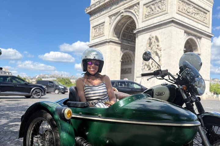 Paris Sidecar Tour: Guided Left-Bank Ride Past Eiffel, Louvre & Notre-Dame photo 4