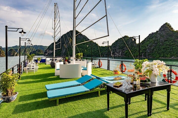 Halong Bay Luxury Day Cruise with Jacuzzi, Kayaking & Buffet Lunch photo 3