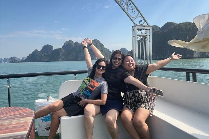 Premium Halong Bay Day Cruise: Sung Sot Cave, Titov Island & Jacuzzi photo 3