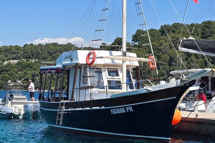 Zadar Half-Day Sail: Wine on the Waves to Ošljak and Frnaža