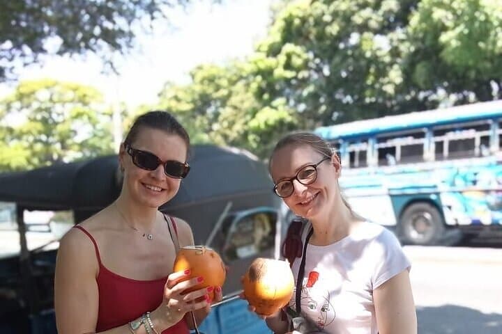 Colombo Tuk Tuk Private Tour: Pettah Markets, Temples & City Sights photo 2