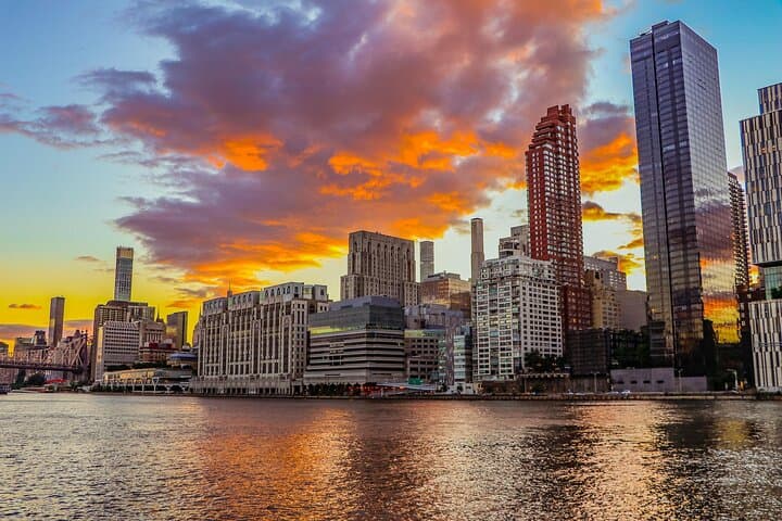 Manhattan Night Cruise: 90-Minute Hudson River Skyline Tour photo 4