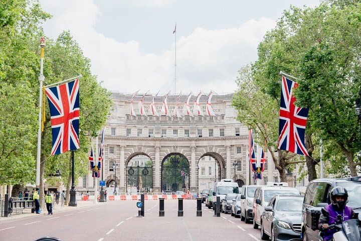 London Walking Tours: Royal Parks, Soho Entertainers & Jack the Ripper Walks photo 1
