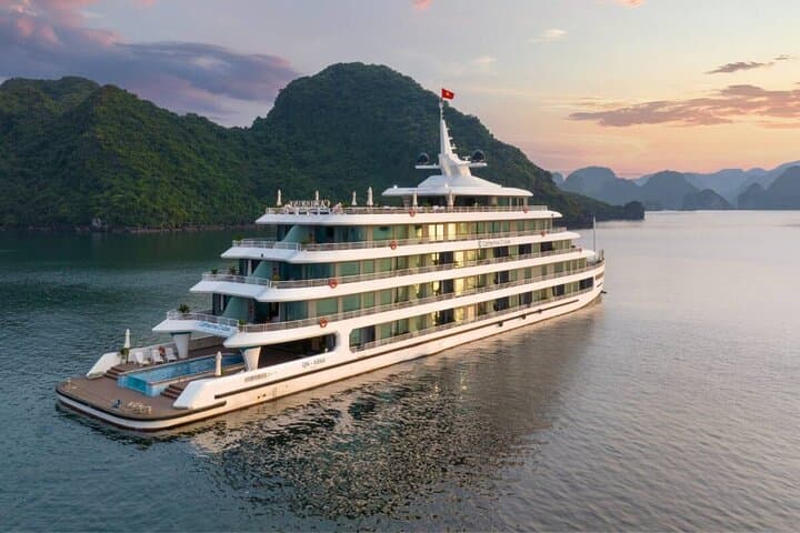Catherine Cruise: 2-Day Luxury Superyacht Experience in Halong Bay