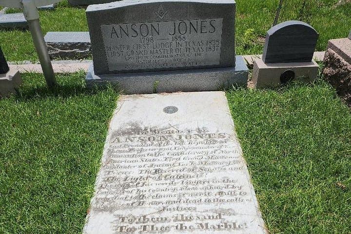Houston Cemetery Tours: A Walking Guide to History, Art, and Hauntings photo 2