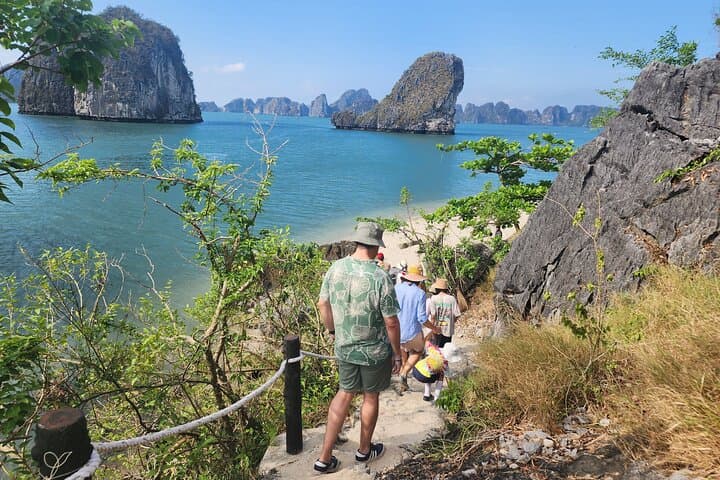 3-Day Luxury Halong Bay Cruise: Kayaking, Caves & Night Fishing photo 4