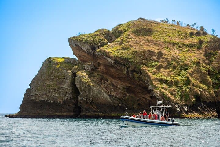 Islet Tour Around Ilhéu de Vila Franca: 1-Hour Boat Trip with Swim Stop photo 1