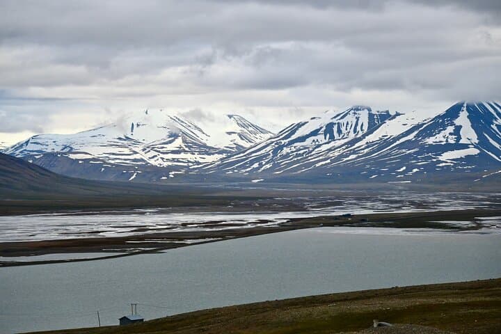 Longyearbyen Photo Walking Tour: Arctic Town & Polar Night Highlights photo 4