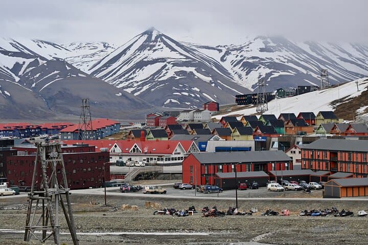 Longyearbyen Photo Walking Tour: Arctic Town & Polar Night Highlights photo 2