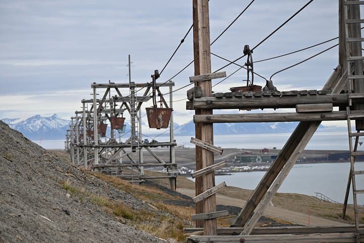 Longyearbyen Photo Walking Tour: Arctic Town & Polar Night Highlights photo 5