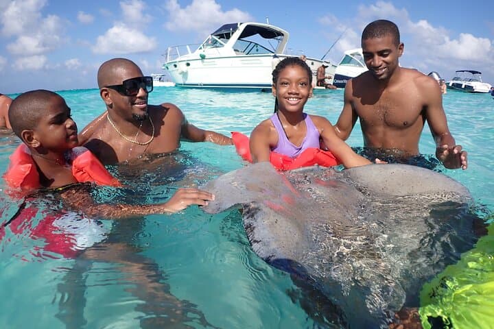 Stingray City Snorkel Tour Grand Cayman: Sandbar, Coral Gardens & Starfish photo 5