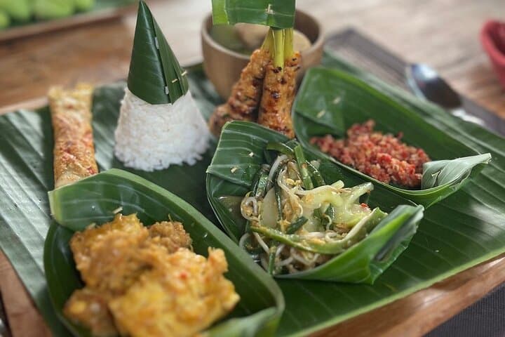 Private Ubud Day Tour: Balinese Art, Monkey Forest & Tegenungan Waterfall photo 3