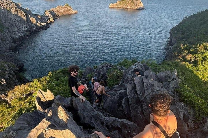 3-Day Lan Ha Bay Cruise: Kayaking, Bioluminescent Night & Viet Hai Village photo 1