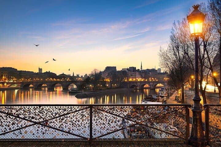 Paris Illuminated Seine Evening Cruise: 1-Hour Sightseeing from the Eiffel Tower photo 2