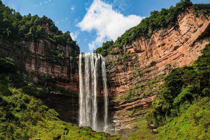 Si-Mian Mountain Private Day Tour from Chongqing — Waterfalls, Red Cliffs & Forest Trails photo 3