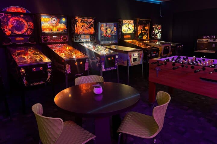 Private Retro Arcade Rental in Kailua-Kona: Pinball, DDR & Family-Friendly Fun