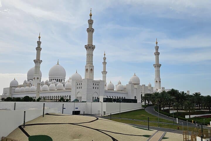 Abu Dhabi Sheikh Zayed Grand Mosque and Dubai Evening Desert Safari Combo Tour photo 2