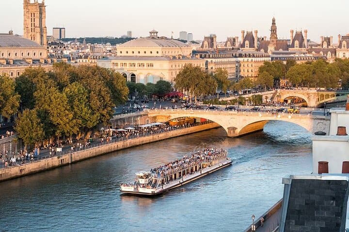 Seine River Cruise: Bateaux Mouches 1-Hour Sightseeing in Paris photo 4