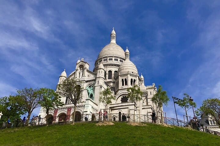 Private Montmartre Walking Tour — Sacré‑Cœur, Moulin Rouge & Local Secrets