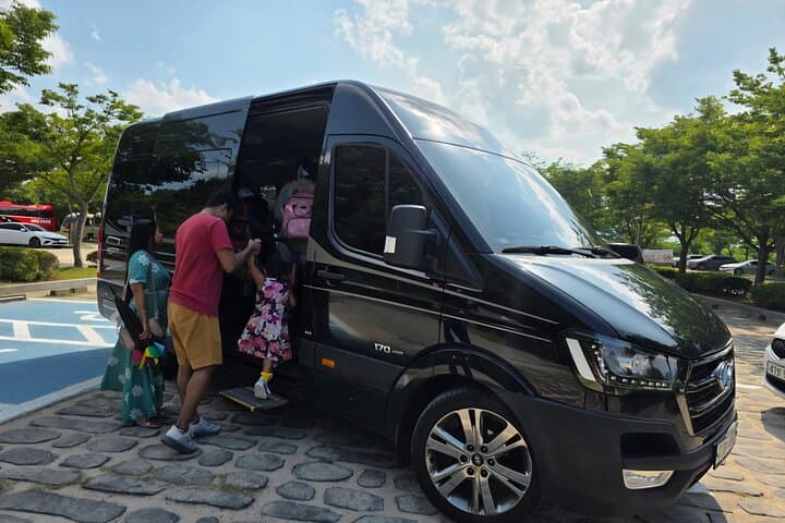 Busan to Gyeongju Sunset Day Tour by Luxury Car — Haedong Yonggungsa & Donggung photo 2
