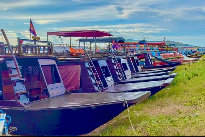 Battambang to Siem Reap by Traditional Boat Across Tonle Sap: Full-Day Private Transfer photo 5
