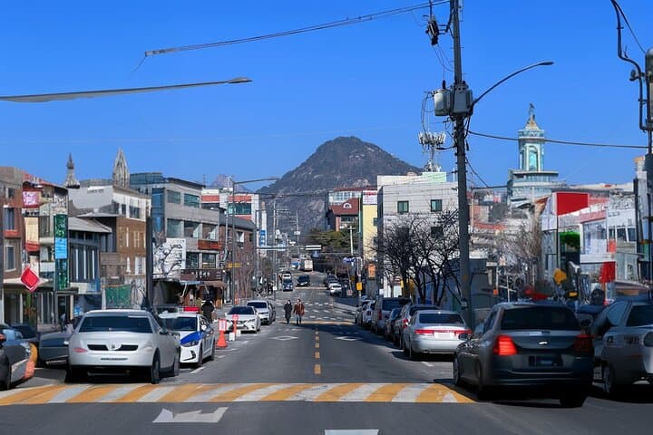Seoul Hidden Trails: Inwangsan Hike & Seochon Walking Tour photo 3