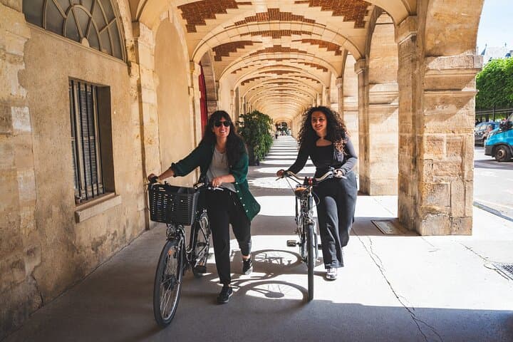 Seine-side Cycling: Private Paris Bike Tour of Notre-Dame, Louvre & Eiffel photo 2