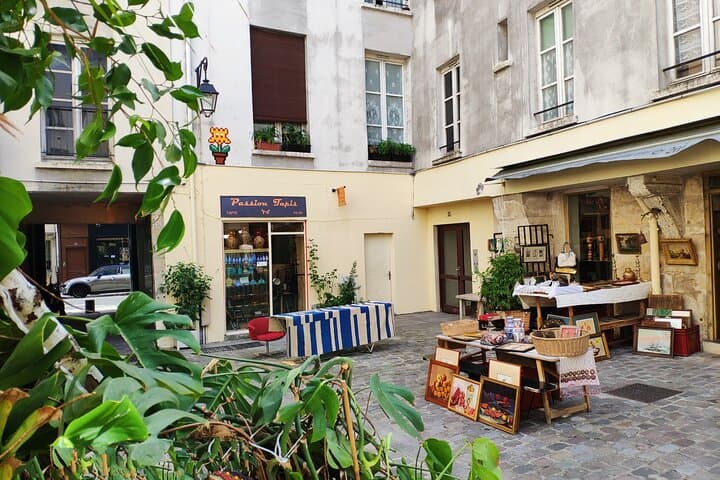 Cycle Paris' Historic Heart: Marais, Île de la Cité & Seine Sights photo 4
