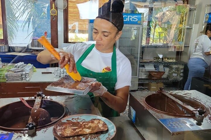 Roatán Monkey & Sloth Tour — Chocolate, Rum and Mini-Rainforest Experience photo 6