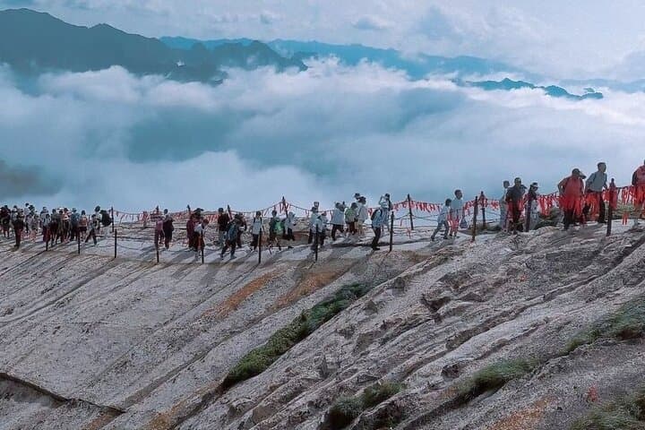 Mount Hua One-Day Adventure: Plank Walk, Sunrise on East Peak & Jade Maiden Temple photo 4
