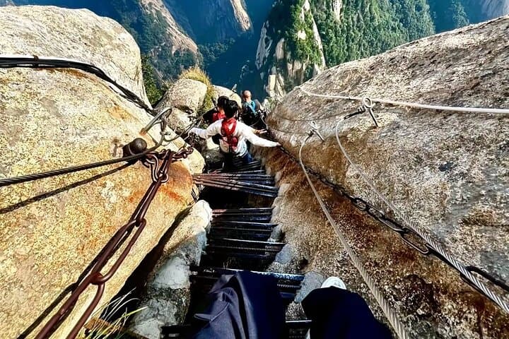 Mount Hua One-Day Adventure: Plank Walk, Sunrise on East Peak & Jade Maiden Temple photo 6