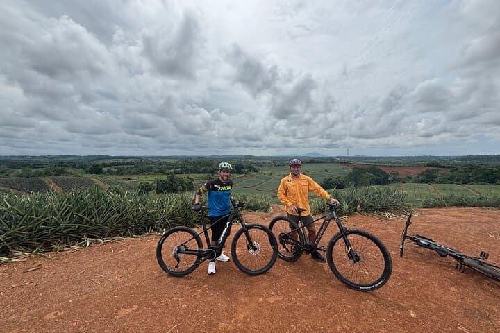 E‑bike Pineapple Farm Tour from Panama City — Ride, Taste & River Refresh photo 3
