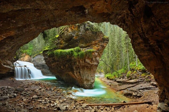 Full-Day Private Tour: Moraine Lake, Lake Louise, Emerald Lake & Johnston Canyon
