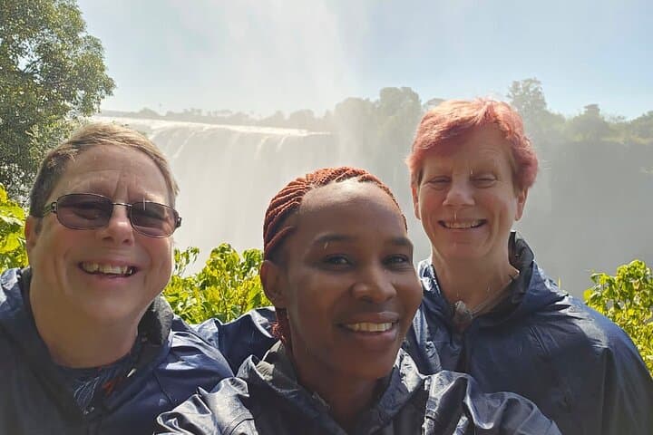 Victoria Falls Guided Walking Tour — Local Stories & Best Viewpoints