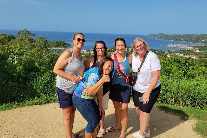 Roatán Private Food & Culture Tour: Chocolate, Rum & Local Snacks