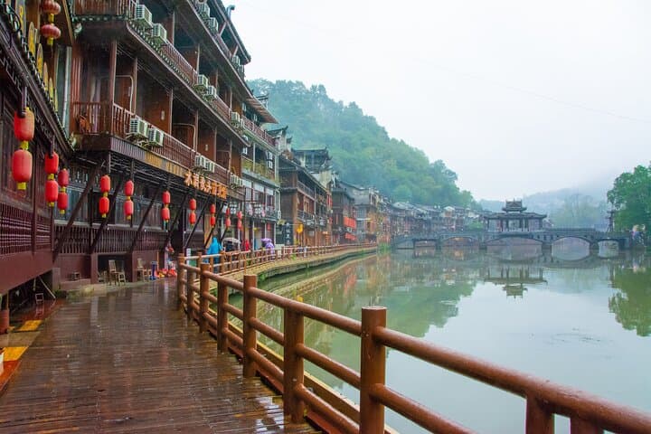 Fenghuang and Furong Day Trip from Zhangjiajie — Stilt Houses, Xiangxi Culture & Illuminated Waterfalls photo 2