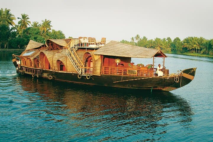 Kerala Nature & Pilgrimage Tour: Backwaters, Tea Hills & Temple Trails