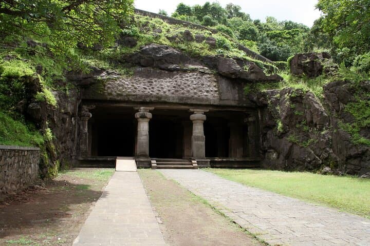 Mumbai to Delhi Overland Tour: A 15-Day Journey Through Caves, Forts, and River Ghats photo 4
