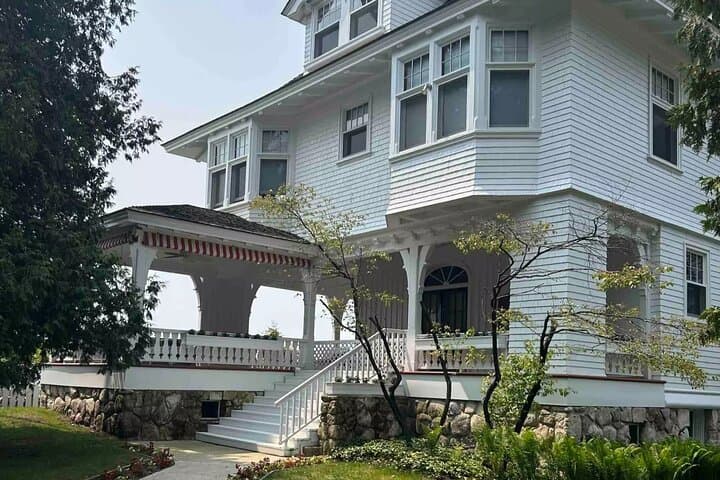 Elegant East Bluff: Self-Guided Audio Walk on Mackinac Island photo 3