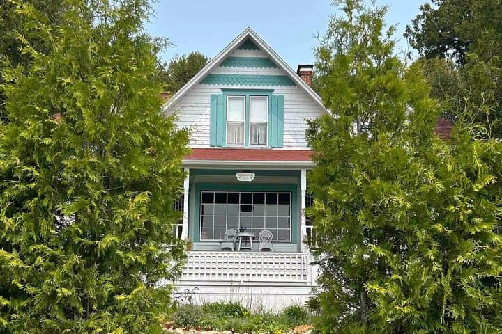 Elegant East Bluff: Self-Guided Audio Walk on Mackinac Island photo 5