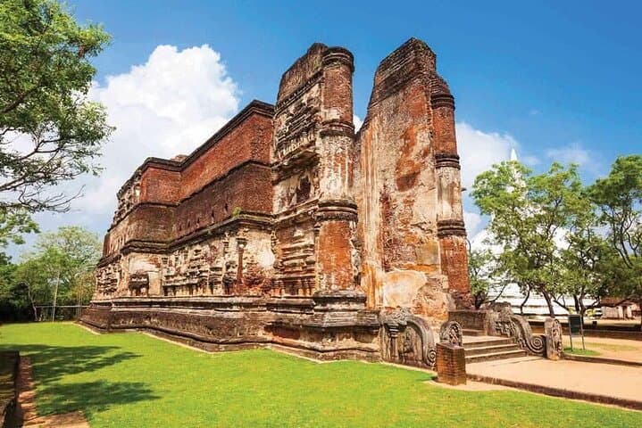 Polonnaruwa to Minneriya: Full-Day Ancient Ruins and Elephant Safari